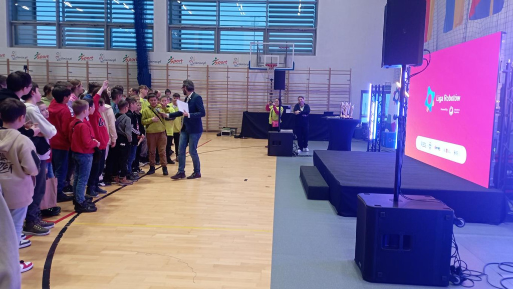 Uczniowie ze Stadnickiej Woli wzięli udział w Lidze Robotów [zdjęcia]
