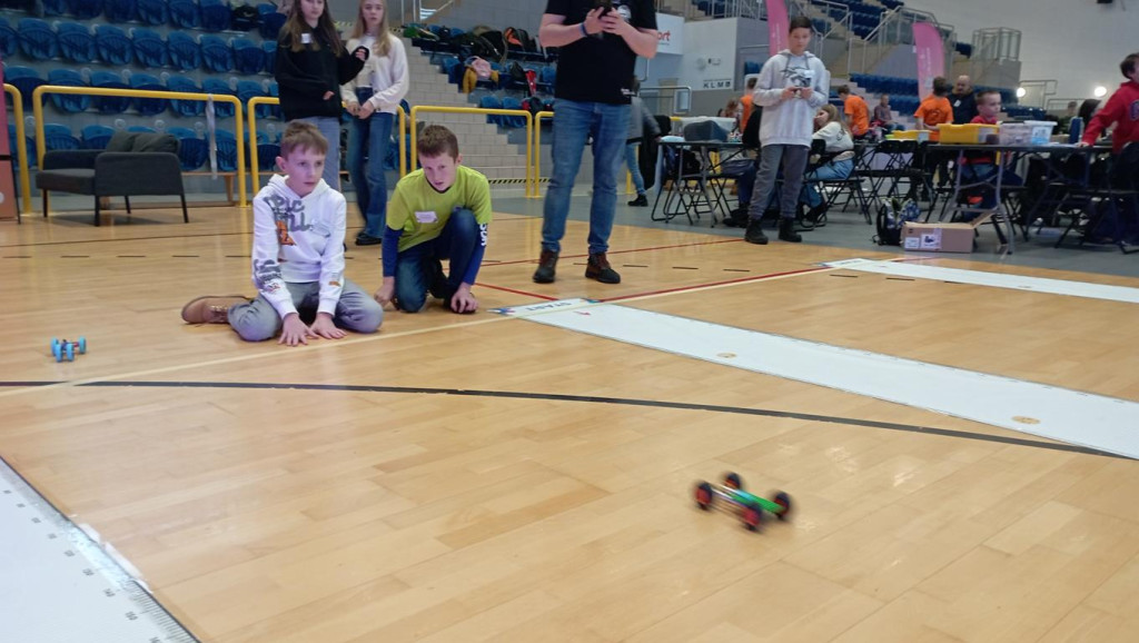 Uczniowie ze Stadnickiej Woli wzięli udział w Lidze Robotów [zdjęcia]