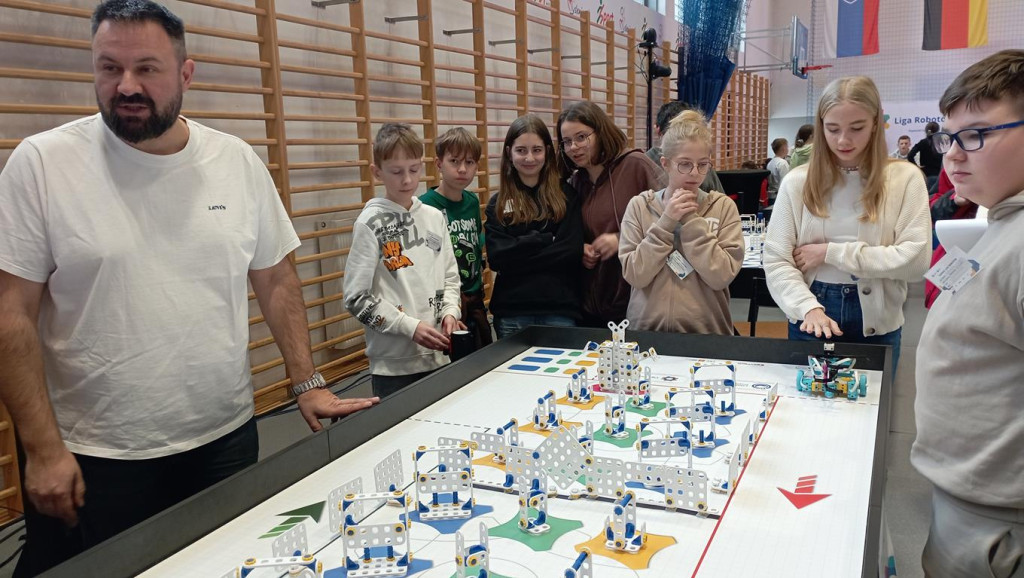 Uczniowie ze Stadnickiej Woli wzięli udział w Lidze Robotów [zdjęcia]