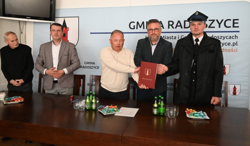 Jednostki OSP z gminy Radoszyce otrzymały nowy sprzęt [zdjęcia]