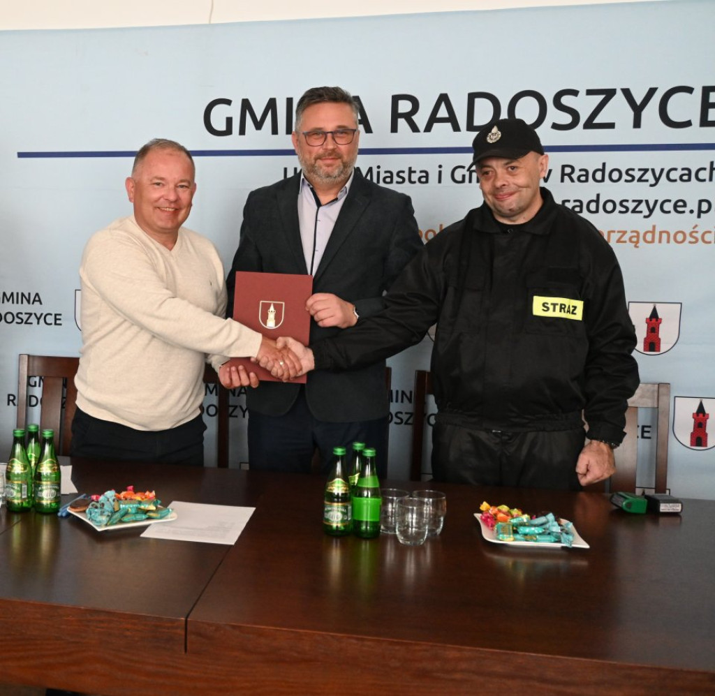 Jednostki OSP z gminy Radoszyce otrzymały nowy sprzęt [zdjęcia]