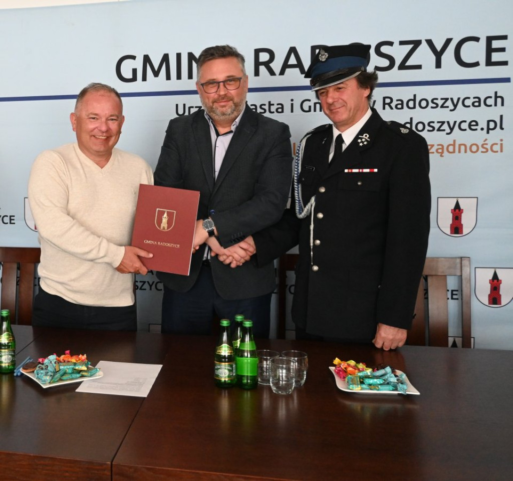 Jednostki OSP z gminy Radoszyce otrzymały nowy sprzęt [zdjęcia]
