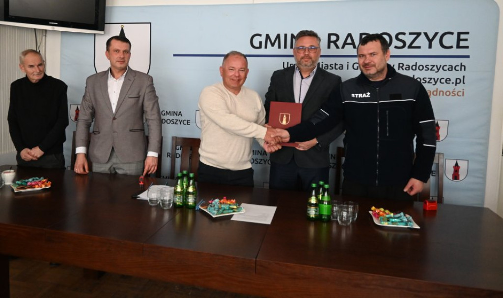Jednostki OSP z gminy Radoszyce otrzymały nowy sprzęt [zdjęcia]
