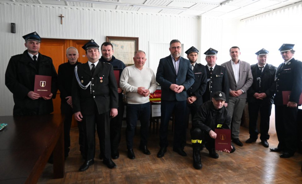 Jednostki OSP z gminy Radoszyce otrzymały nowy sprzęt [zdjęcia]