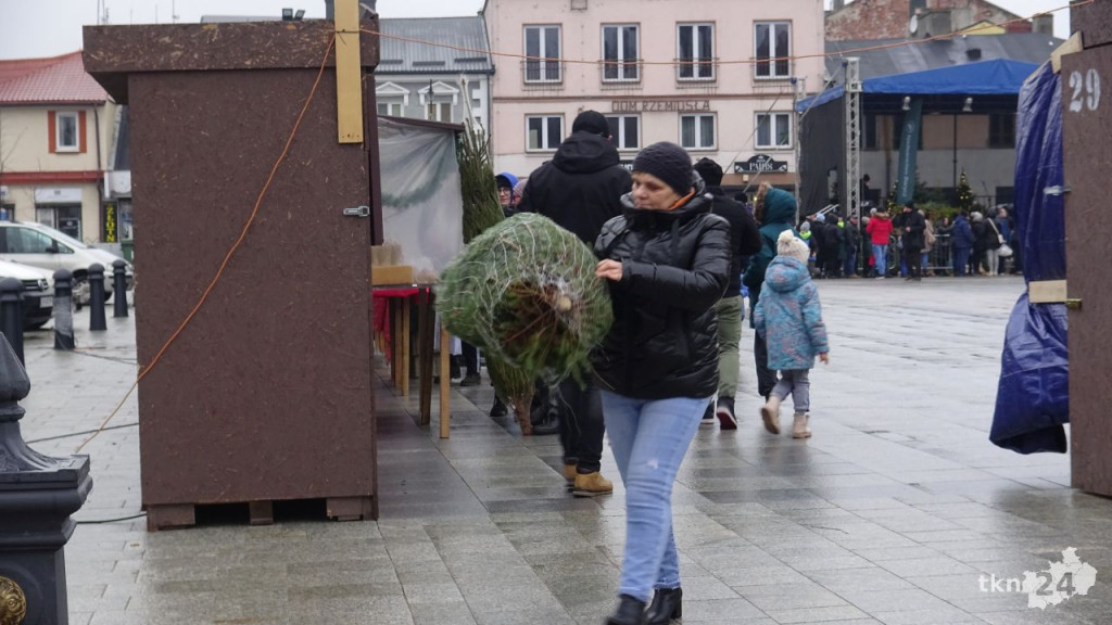 Tłumy po choinki. Jarmark w Końskich w sobotę [wideo, zdjęcia]
