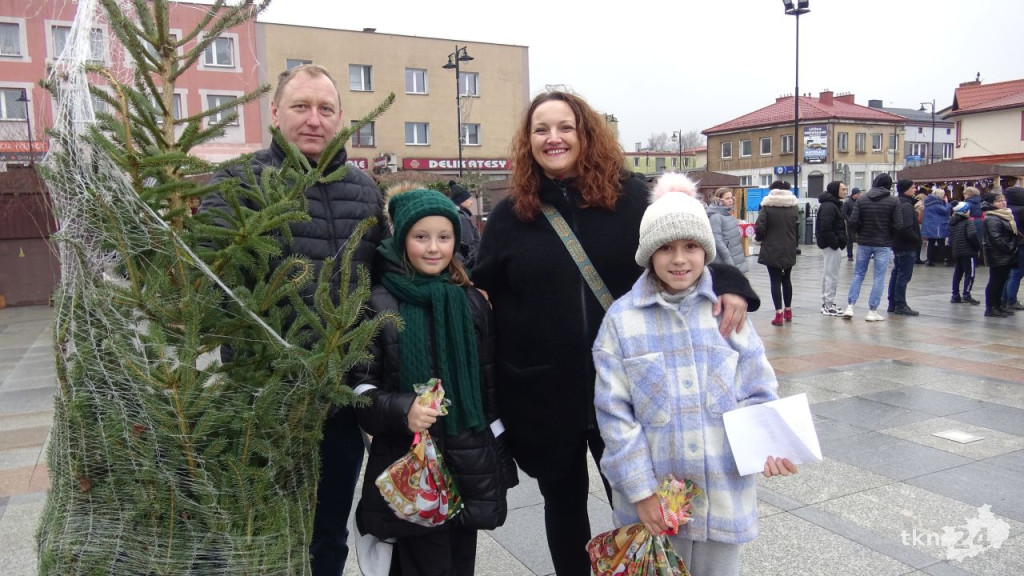 Tłumy po choinki. Jarmark w Końskich w sobotę [wideo, zdjęcia]