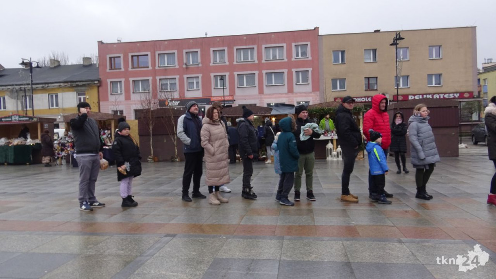 Tłumy po choinki. Jarmark w Końskich w sobotę [wideo, zdjęcia]