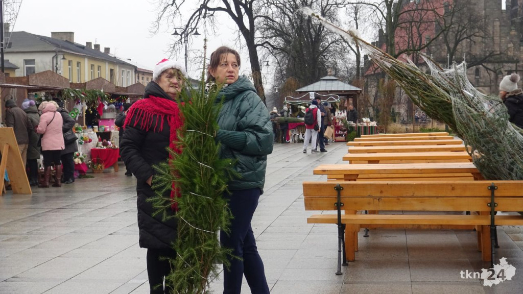 Tłumy po choinki. Jarmark w Końskich w sobotę [wideo, zdjęcia]