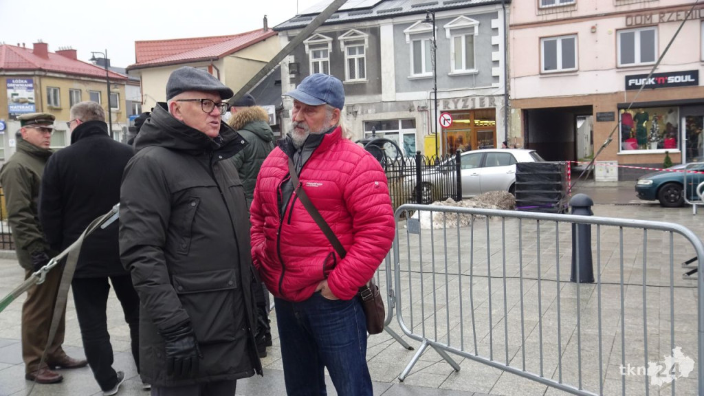 Tłumy po choinki. Jarmark w Końskich w sobotę [wideo, zdjęcia]