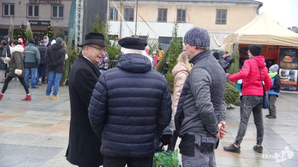 Tłumy po choinki. Jarmark w Końskich w sobotę [wideo, zdjęcia]