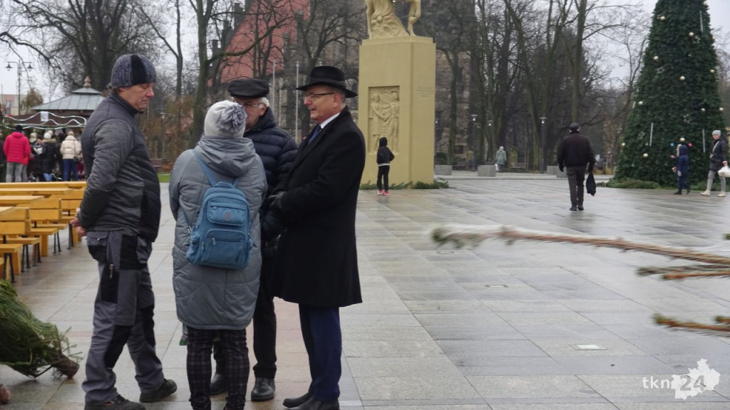Tłumy po choinki. Jarmark w Końskich w sobotę [wideo, zdjęcia]
