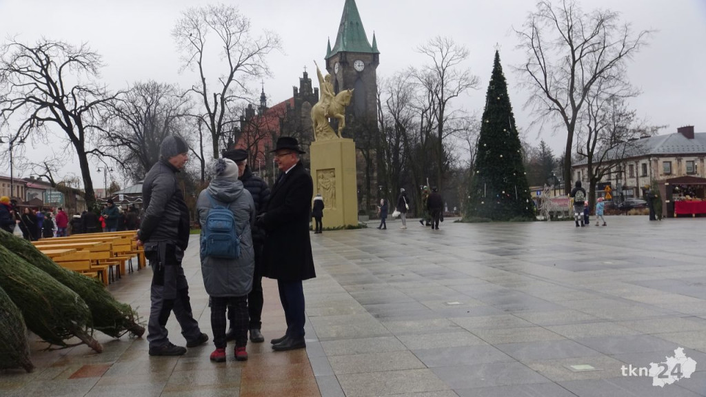 Tłumy po choinki. Jarmark w Końskich w sobotę [wideo, zdjęcia]