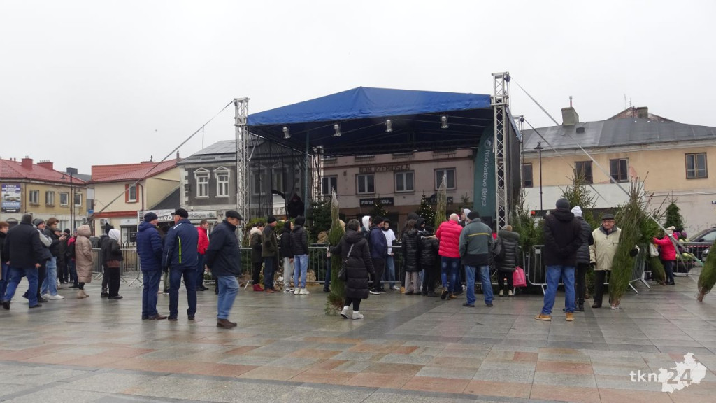 Tłumy po choinki. Jarmark w Końskich w sobotę [wideo, zdjęcia]