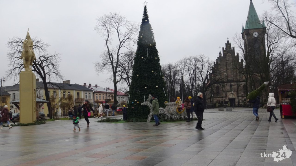 Tłumy po choinki. Jarmark w Końskich w sobotę [wideo, zdjęcia]