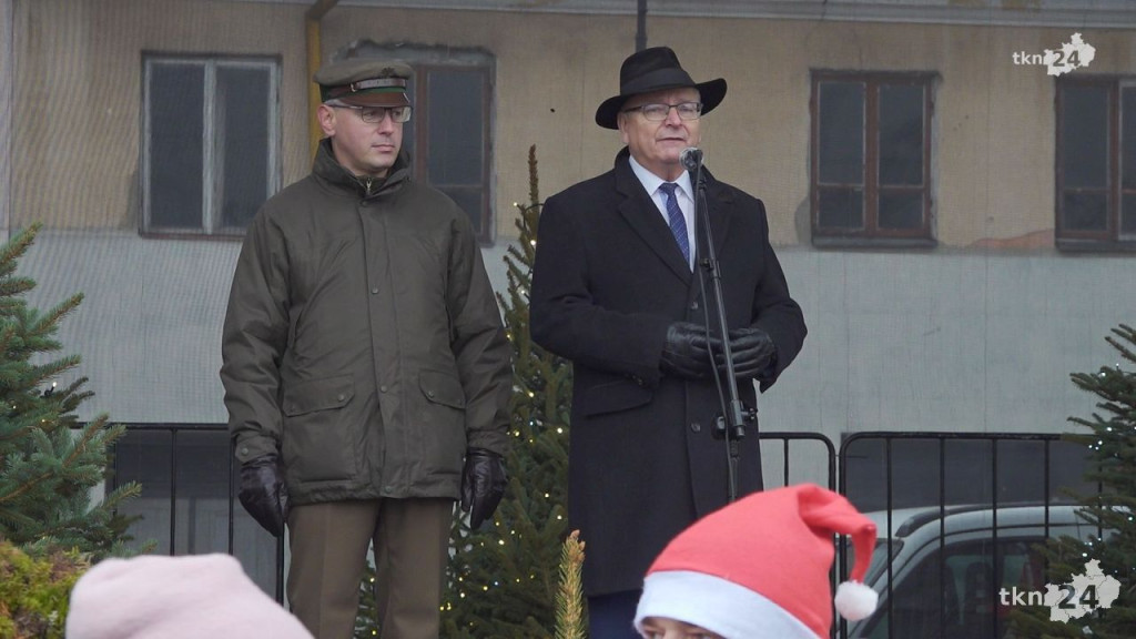 Tłumy po choinki. Jarmark w Końskich w sobotę [wideo, zdjęcia]