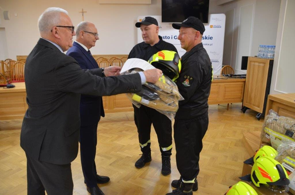Nowe umundurowanie przekazano jednostkom OSP z gminy Końskie