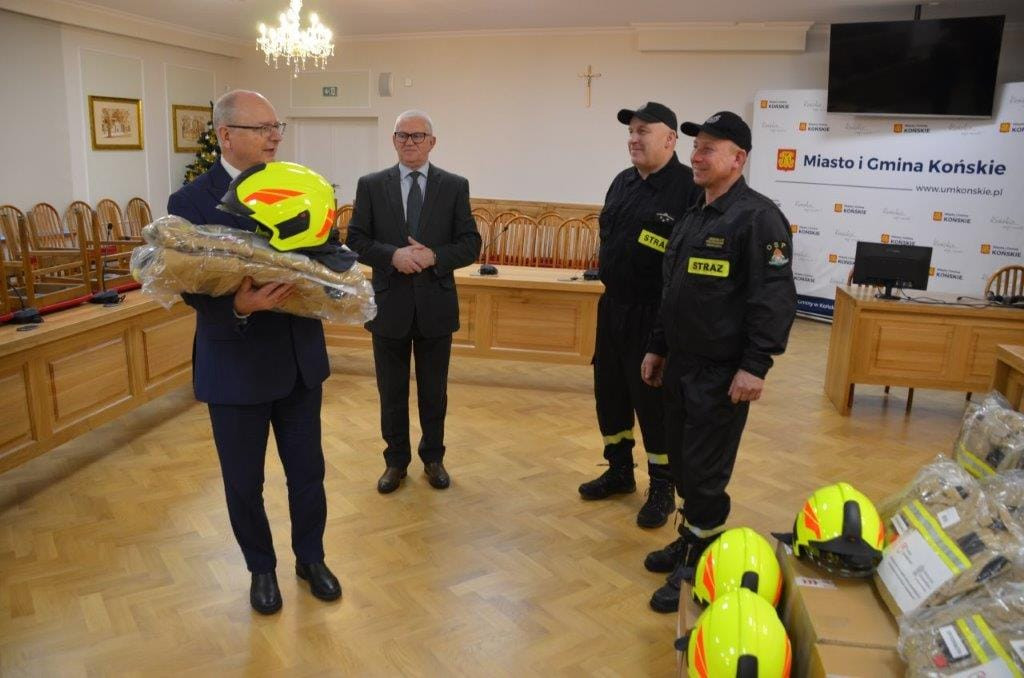 Nowe umundurowanie przekazano jednostkom OSP z gminy Końskie