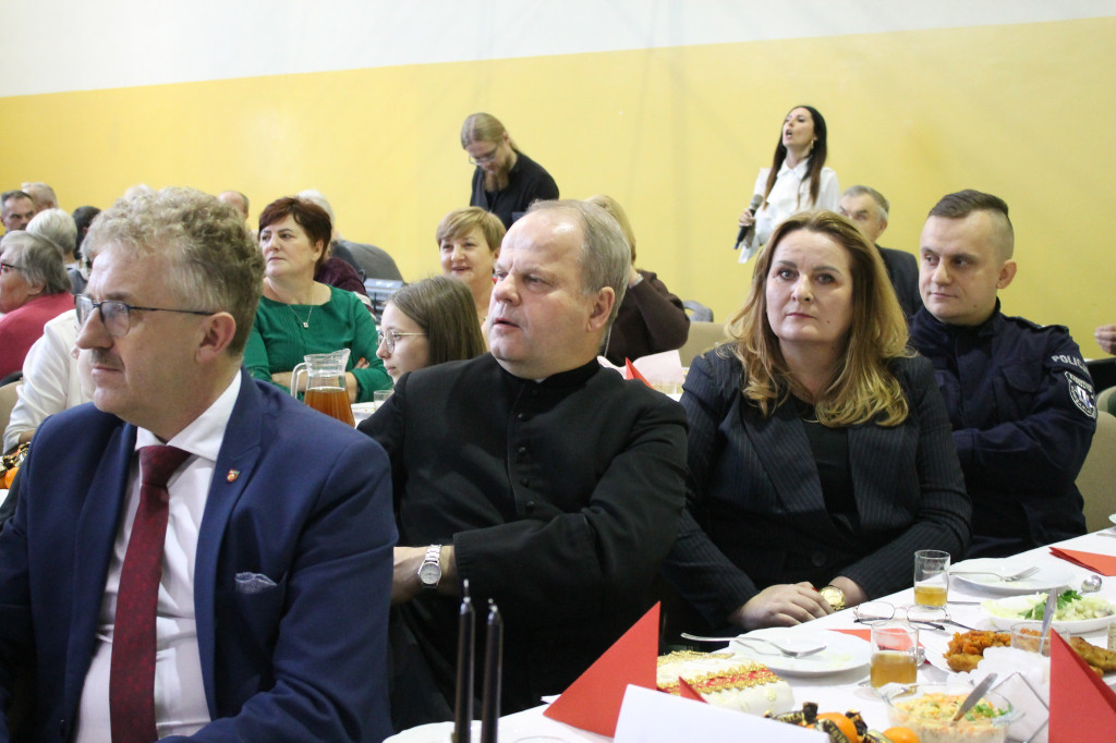 Starsi i samotni zasiedli przy wigilijnym stole [zdjęcia]