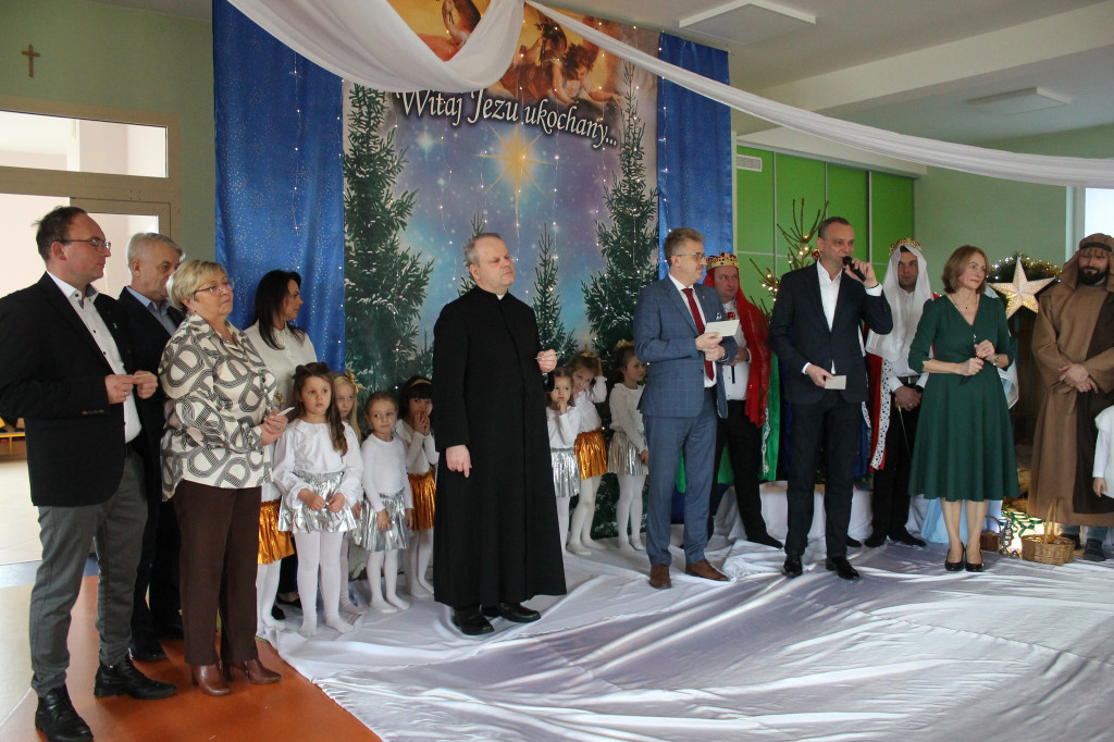 Rodzinne jasełka w Smykowie. Dzieci wystąpiły wspólnie z rodzicami [zdjęcia]