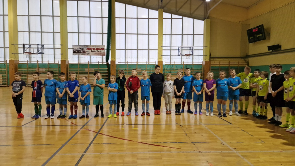 Nowe stroje sportowe dla młodzieży z Gowarczowa [zdjęcia]