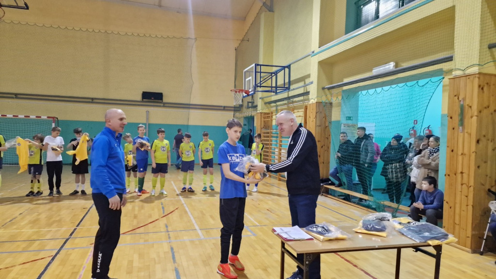 Nowe stroje sportowe dla młodzieży z Gowarczowa [zdjęcia]