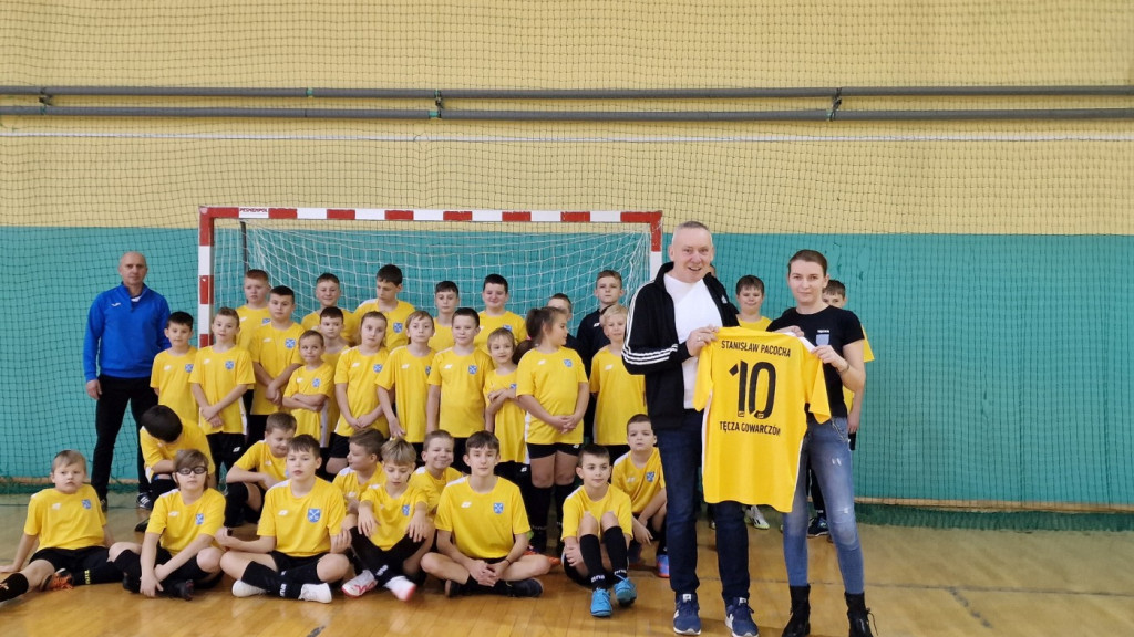 Nowe stroje sportowe dla młodzieży z Gowarczowa [zdjęcia]