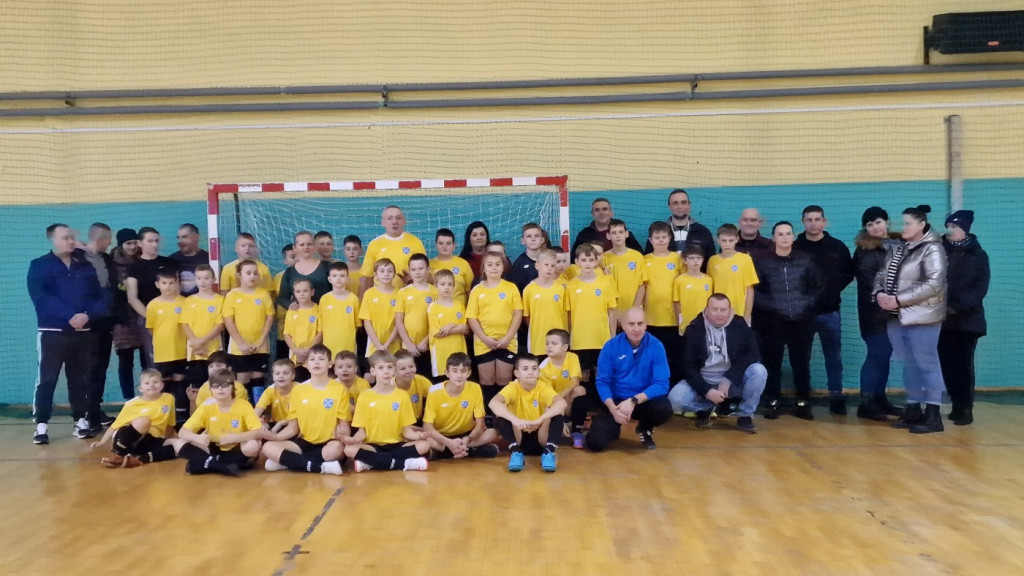 Nowe stroje sportowe dla młodzieży z Gowarczowa [zdjęcia]