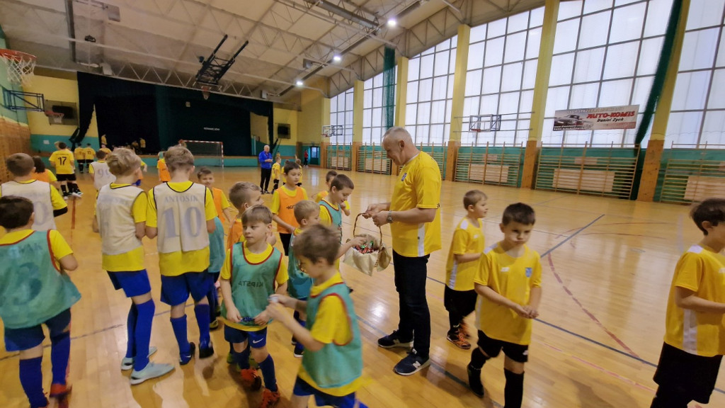 Nowe stroje sportowe dla młodzieży z Gowarczowa [zdjęcia]