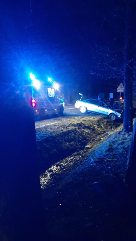 Wypadek na DK42 w Kazanowie. 17-latka w szpitalu [zdjęcia]