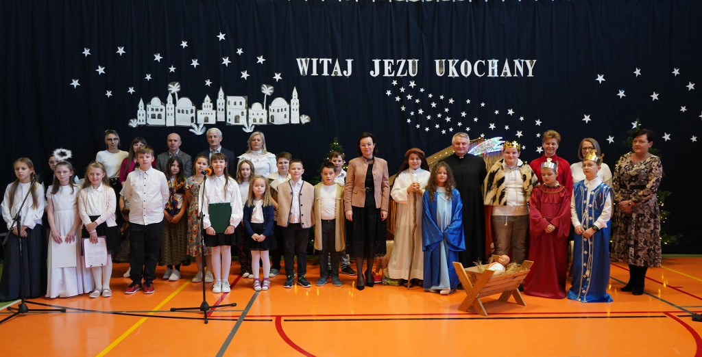 Świątecznie w Gowarczowie: jasełka, kolędy i pastorałki w wykonaniu uczniów