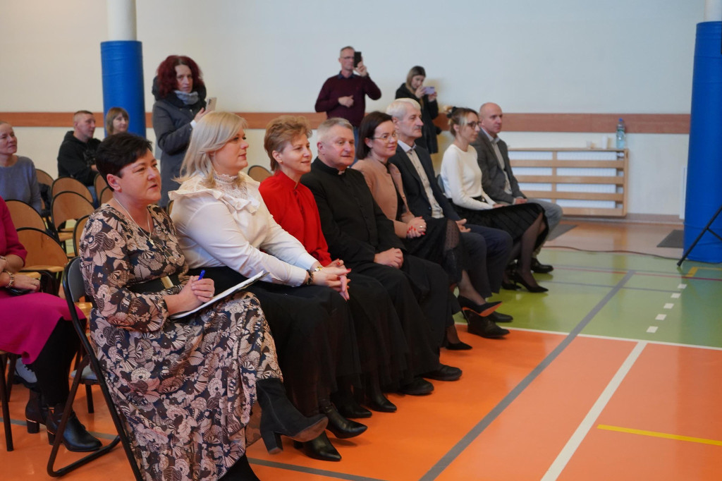 Świątecznie w Gowarczowie: jasełka, kolędy i pastorałki w wykonaniu uczniów