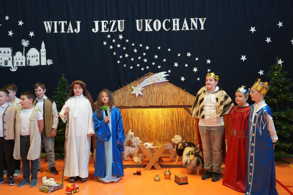Świątecznie w Gowarczowie: jasełka, kolędy i pastorałki w wykonaniu uczniów