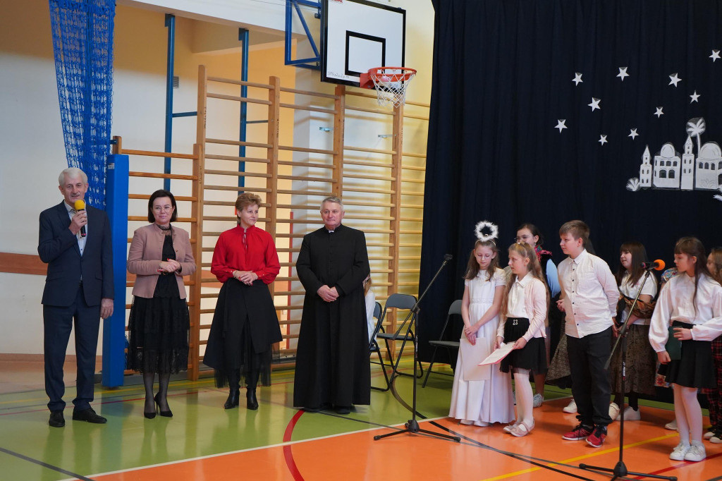 Świątecznie w Gowarczowie: jasełka, kolędy i pastorałki w wykonaniu uczniów