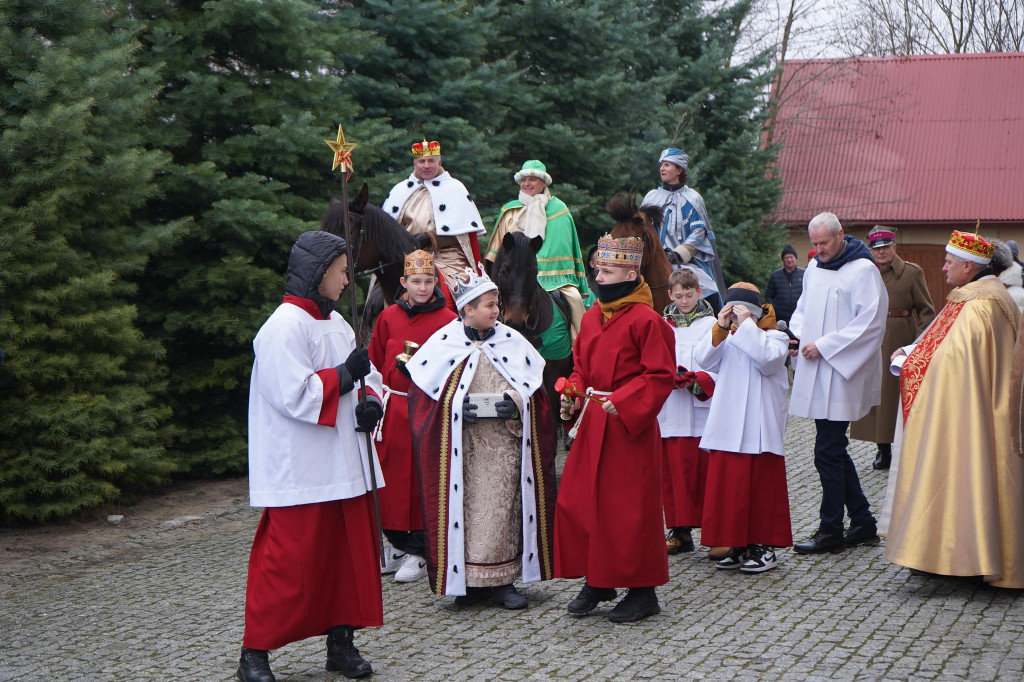 Trzej Królowie przemaszerowali ulicami Gowarczowa [zdjęcia]