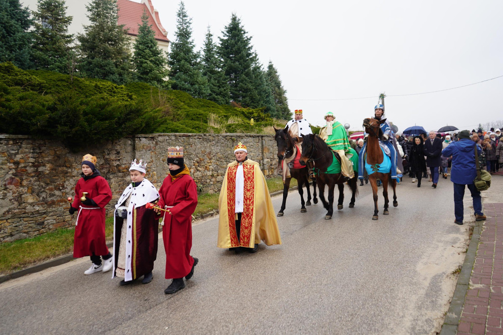Trzej Królowie przemaszerowali ulicami Gowarczowa [zdjęcia]