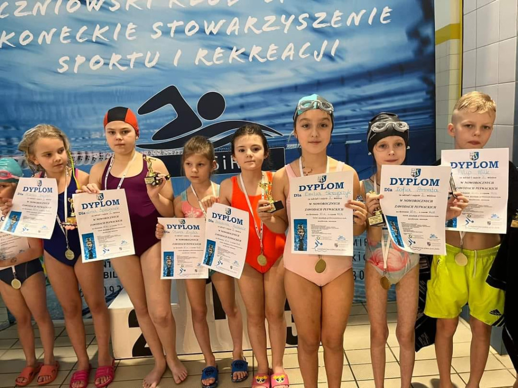 Ponad 200 dzieciaków pływało o Puchar Burmistrza Stąporkowa! [wideo, zdjęcia]