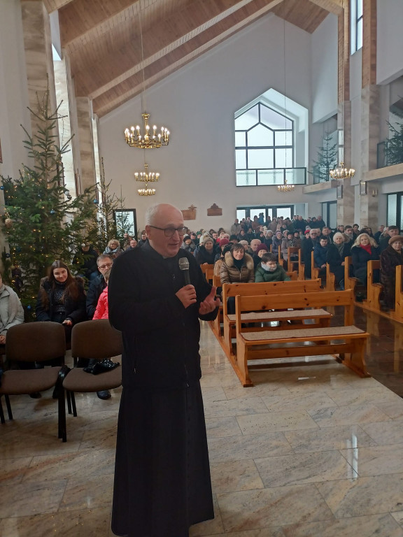 Chór UTW Końskie kolędował z parafianami MBNP w Końskich [zdjęcia]