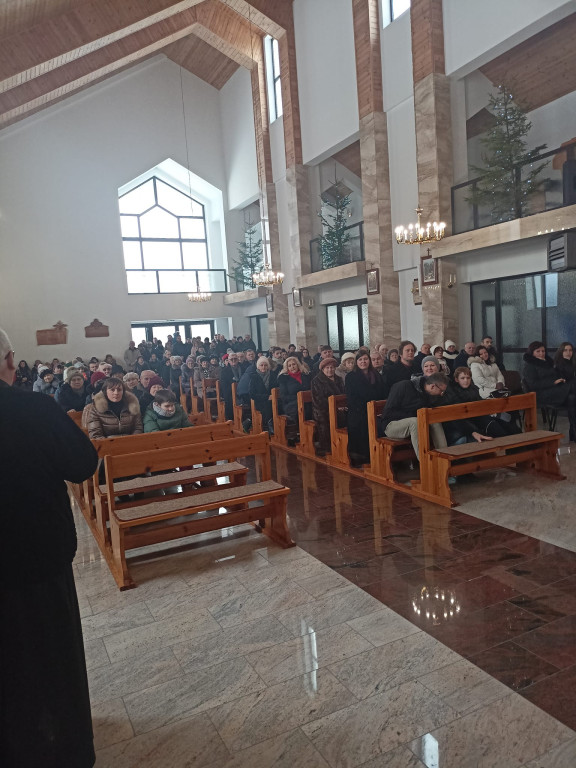 Chór UTW Końskie kolędował z parafianami MBNP w Końskich [zdjęcia]