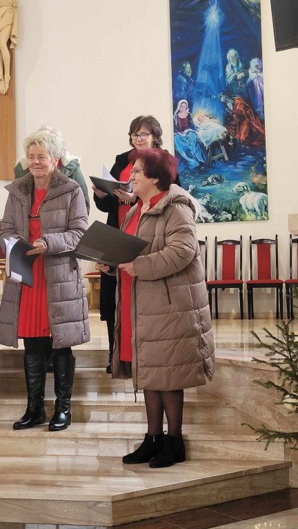 Chór UTW Końskie kolędował z parafianami MBNP w Końskich [zdjęcia]