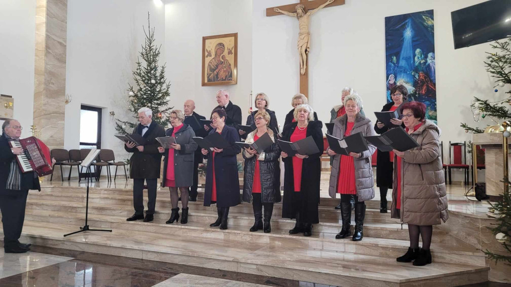 Chór UTW Końskie kolędował z parafianami MBNP w Końskich [zdjęcia]