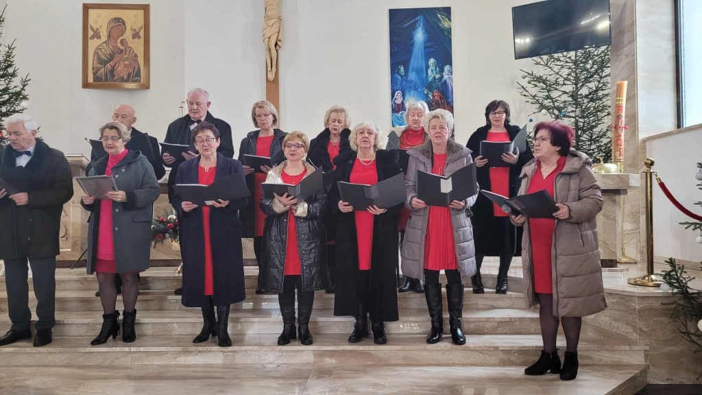 Chór UTW Końskie kolędował z parafianami MBNP w Końskich [zdjęcia]