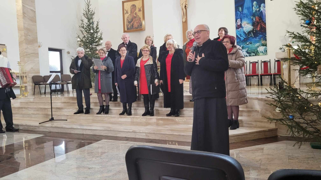 Chór UTW Końskie kolędował z parafianami MBNP w Końskich [zdjęcia]