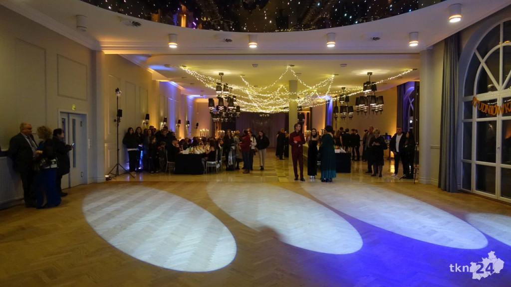 Bal na 200 osób. Wspaniała studniówka Nowego Ogólniaka [wideo, foto]