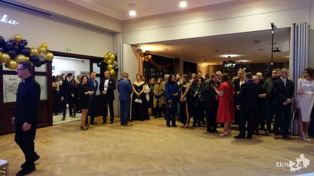 Bal na 200 osób. Wspaniała studniówka Nowego Ogólniaka [wideo, foto]