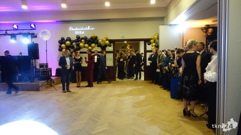 Bal na 200 osób. Wspaniała studniówka Nowego Ogólniaka [wideo, foto]