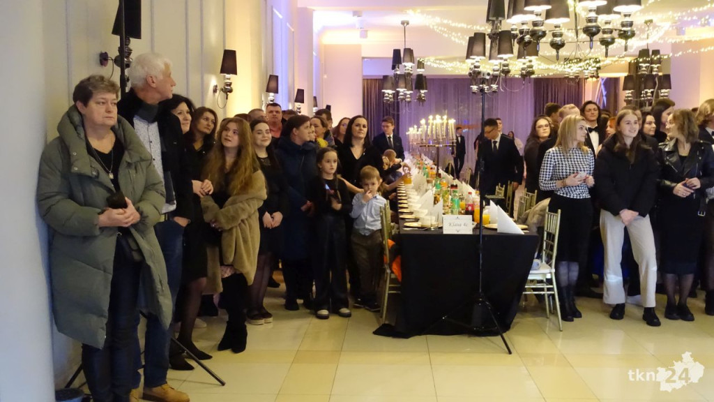 Bal na 200 osób. Wspaniała studniówka Nowego Ogólniaka [wideo, foto]