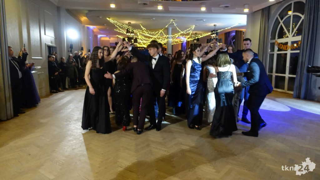 Bal na 200 osób. Wspaniała studniówka Nowego Ogólniaka [wideo, foto]