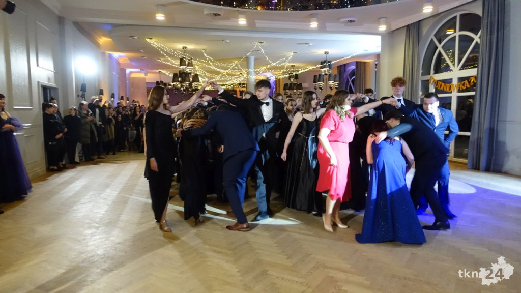 Bal na 200 osób. Wspaniała studniówka Nowego Ogólniaka [wideo, foto]