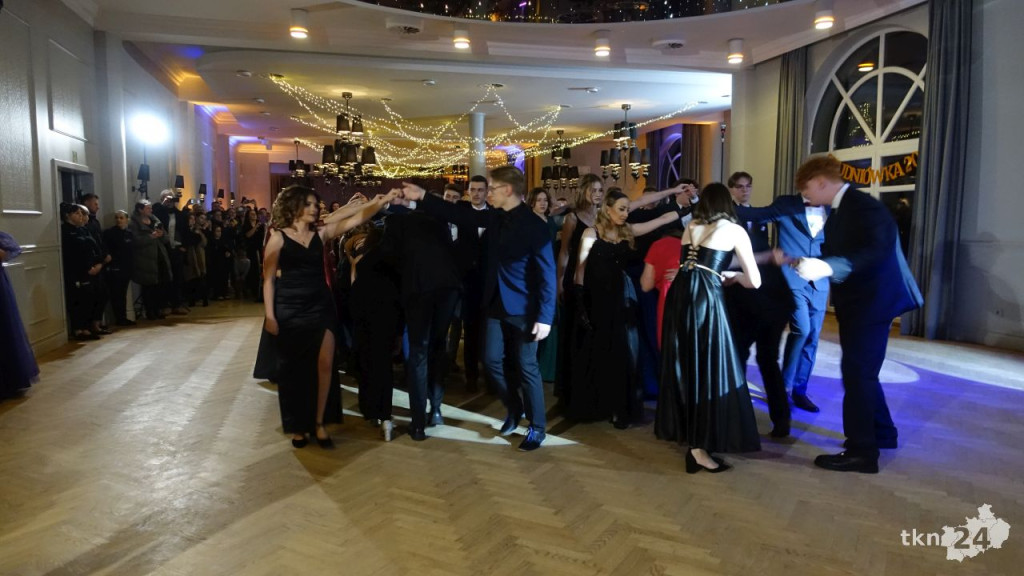 Bal na 200 osób. Wspaniała studniówka Nowego Ogólniaka [wideo, foto]