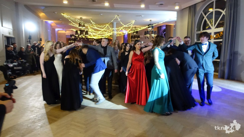 Bal na 200 osób. Wspaniała studniówka Nowego Ogólniaka [wideo, foto]